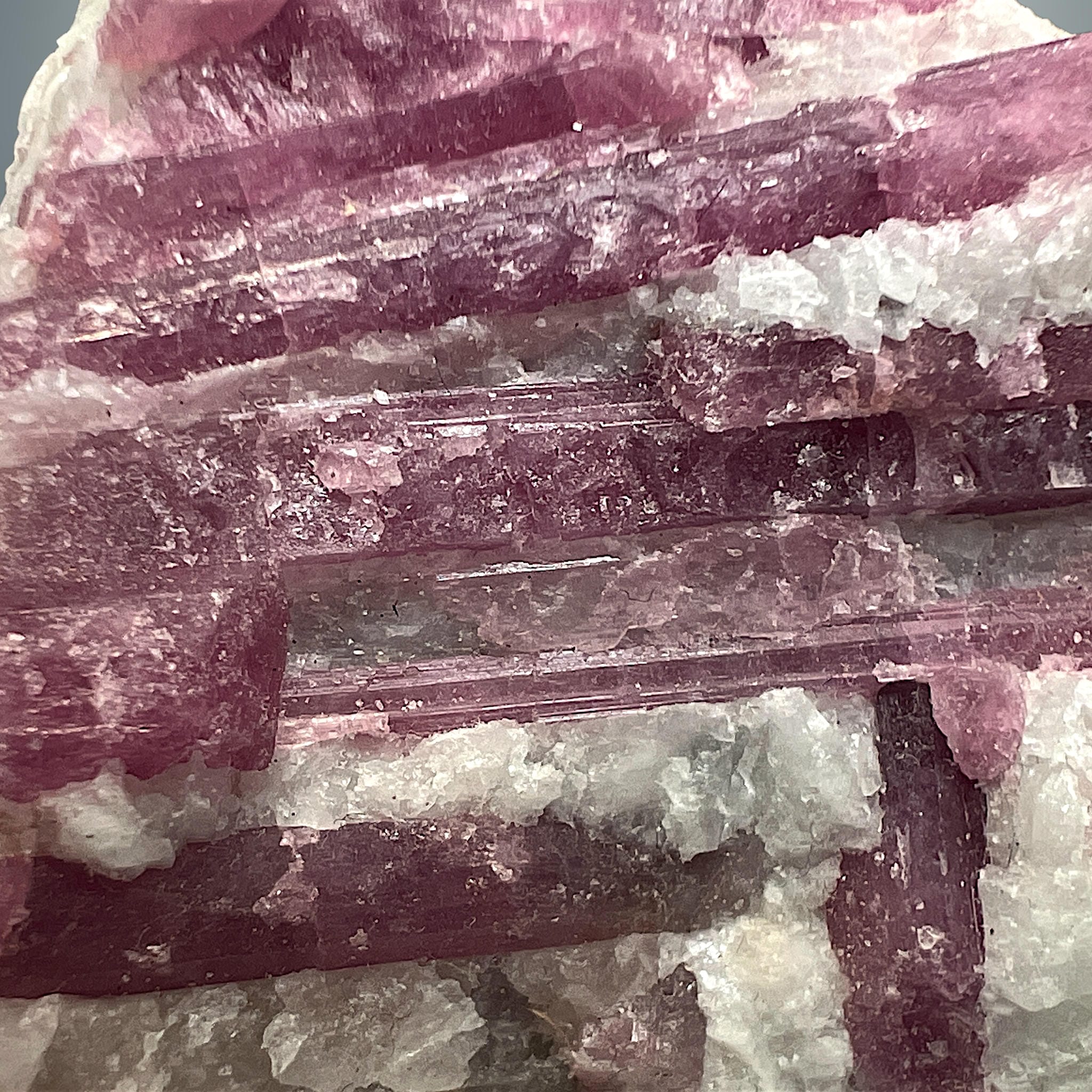 #piezas únicas_turmalina rosa en albita - bruto 1