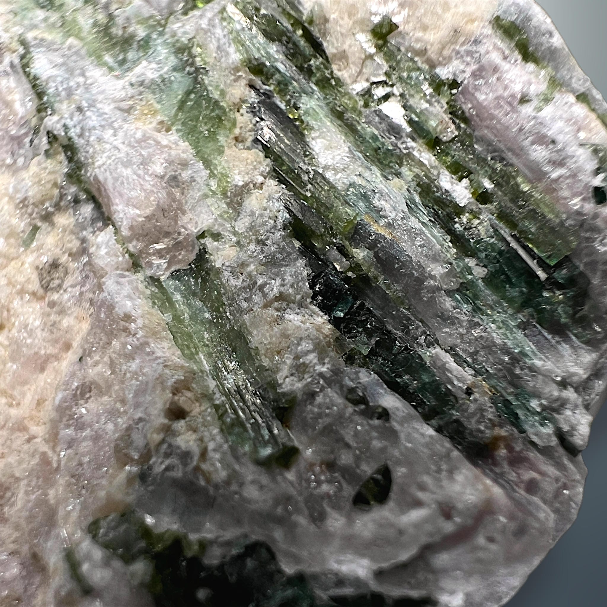 #piezas únicas_turmalina verde en albita 1
