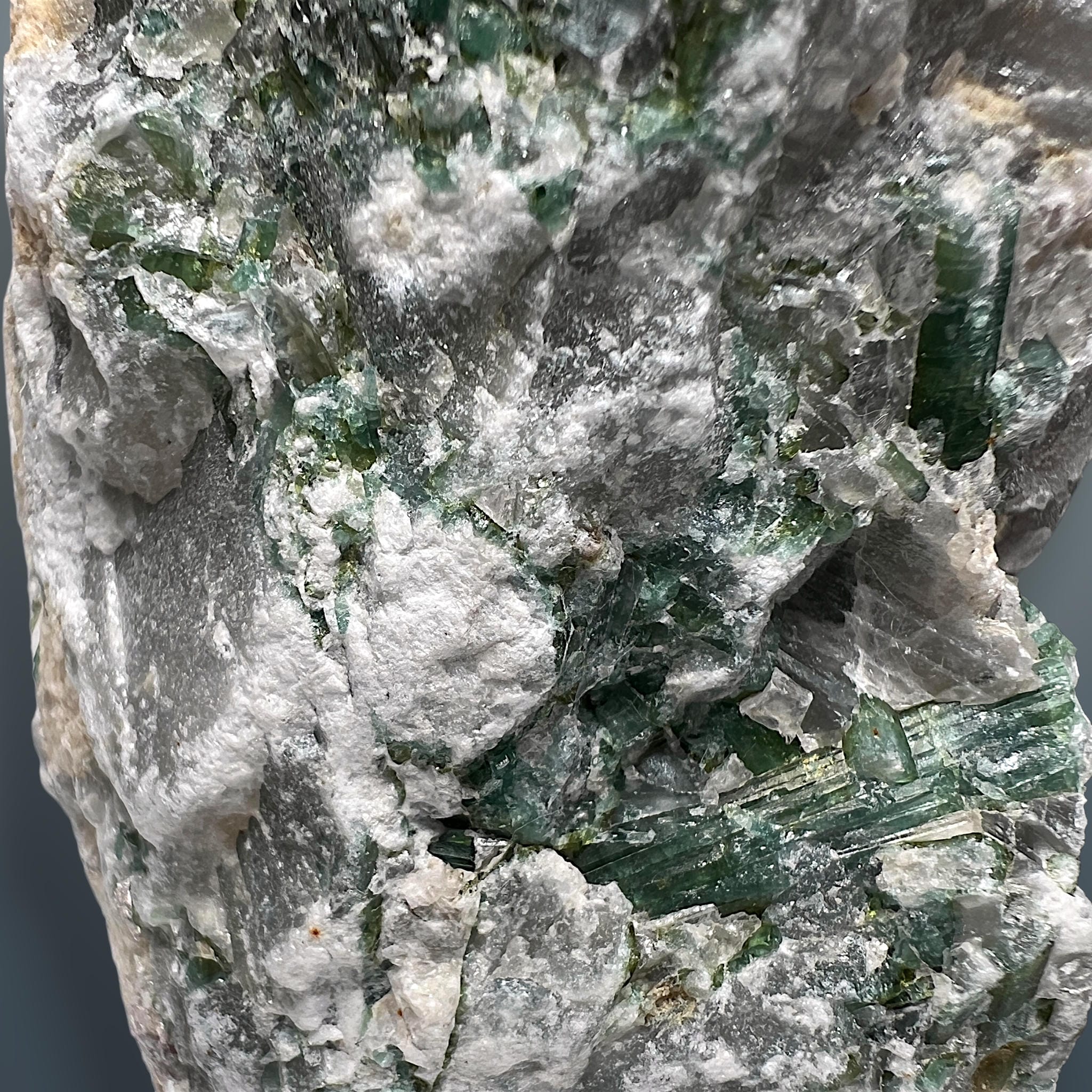 #piezas únicas_turmalina verde en albita 3