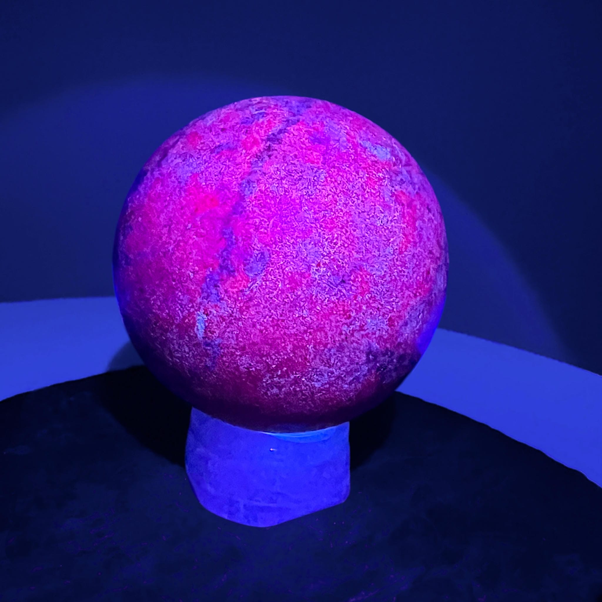 #piezas únicas_esfera rubí en fucsita con cianita 4