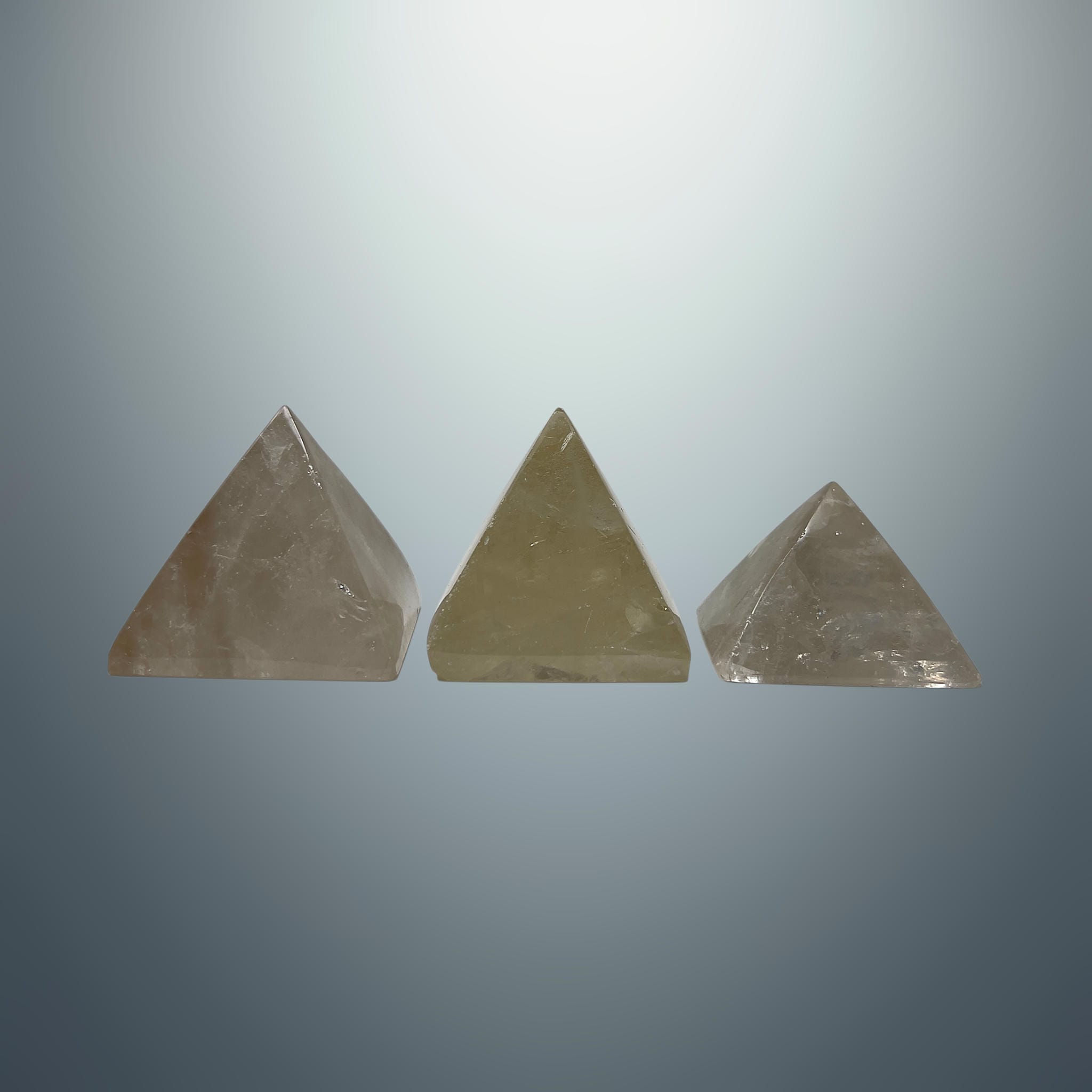 Cuarzo Ahumado en Pirámide Asimétrica