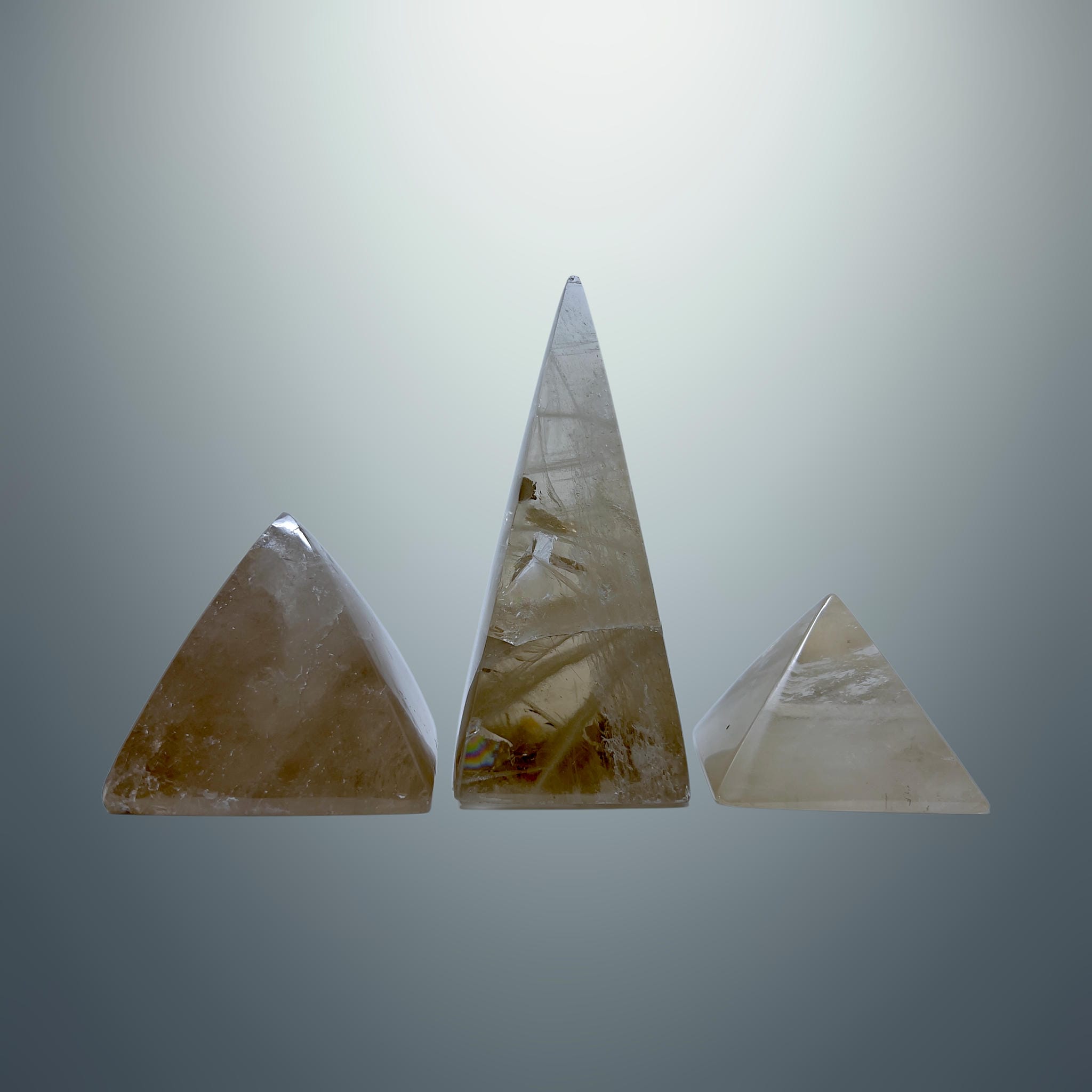 Cuarzo Ahumado en Pirámide Asimétrica