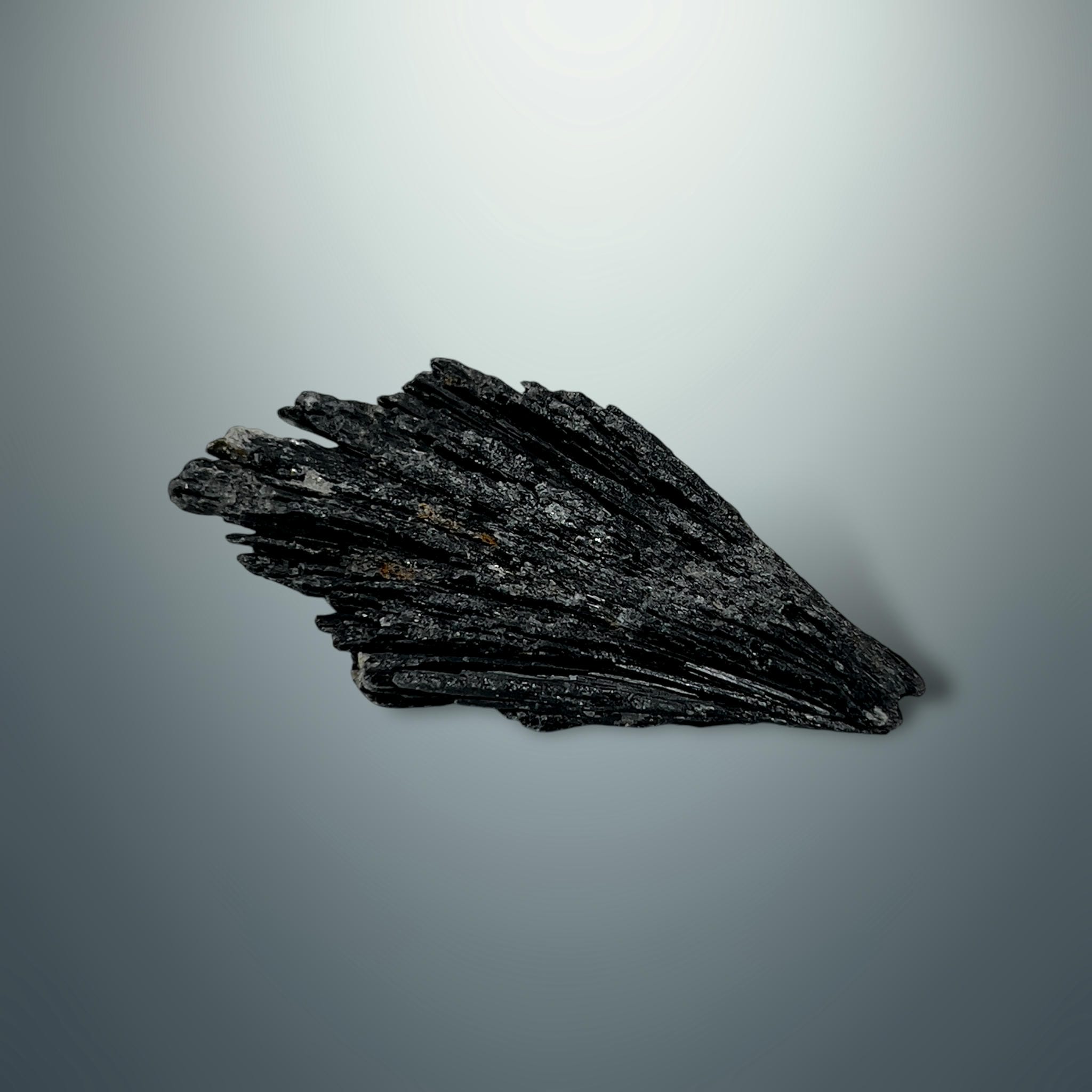 Cianita Negra en Bruto