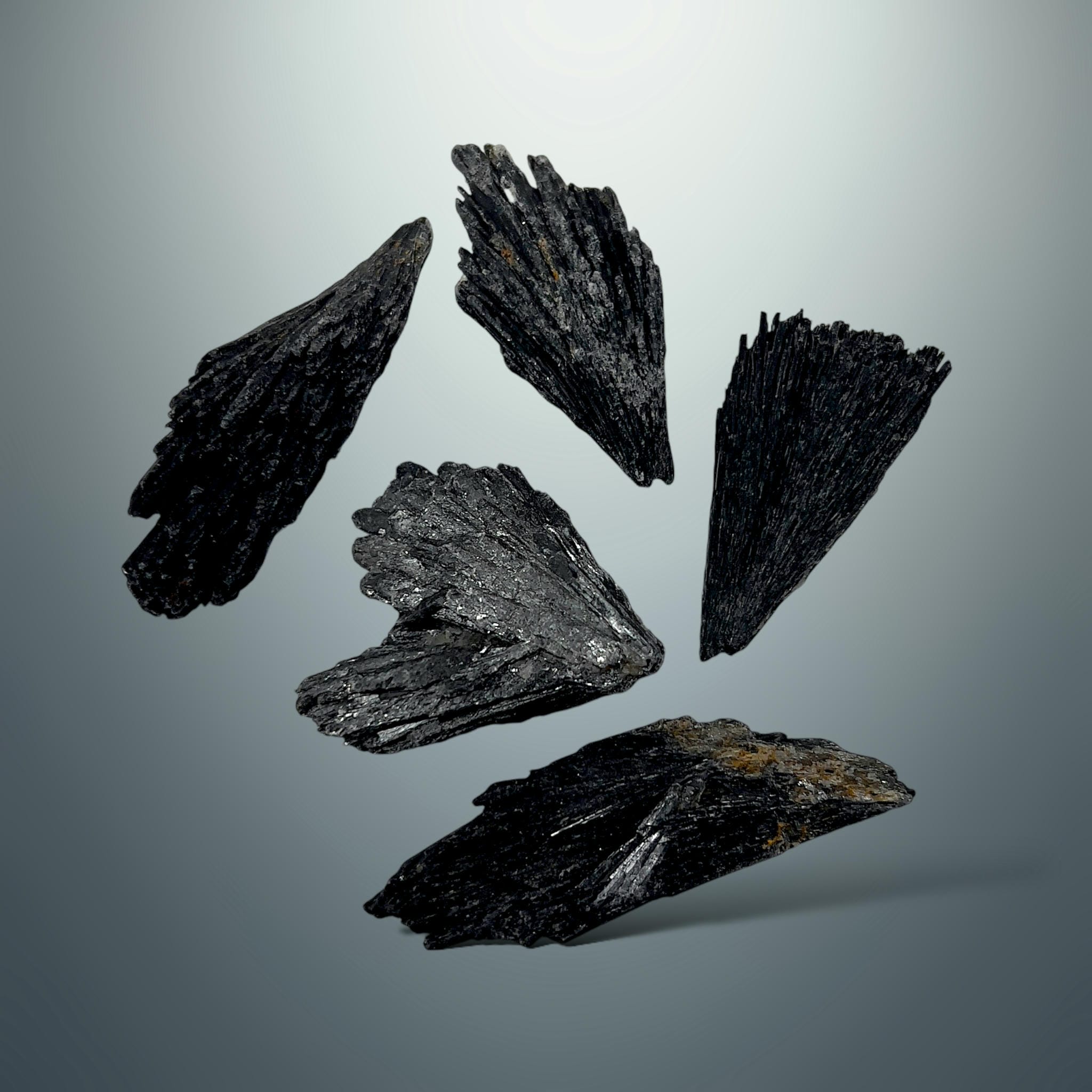 Cianita Negra en Bruto