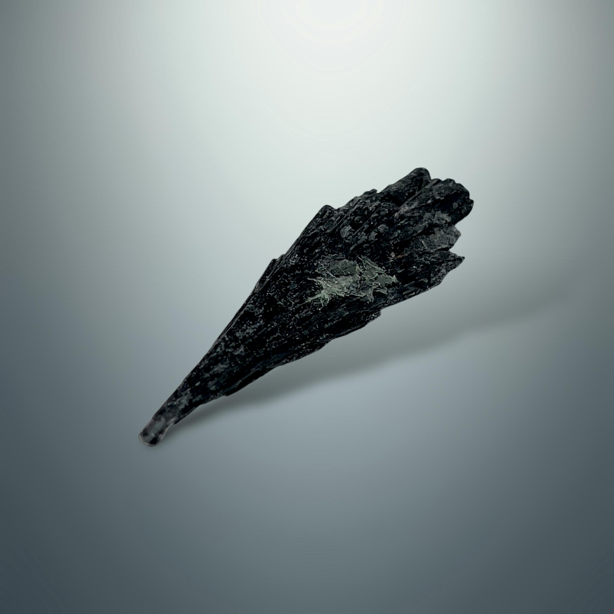 Cianita Negra en Bruto