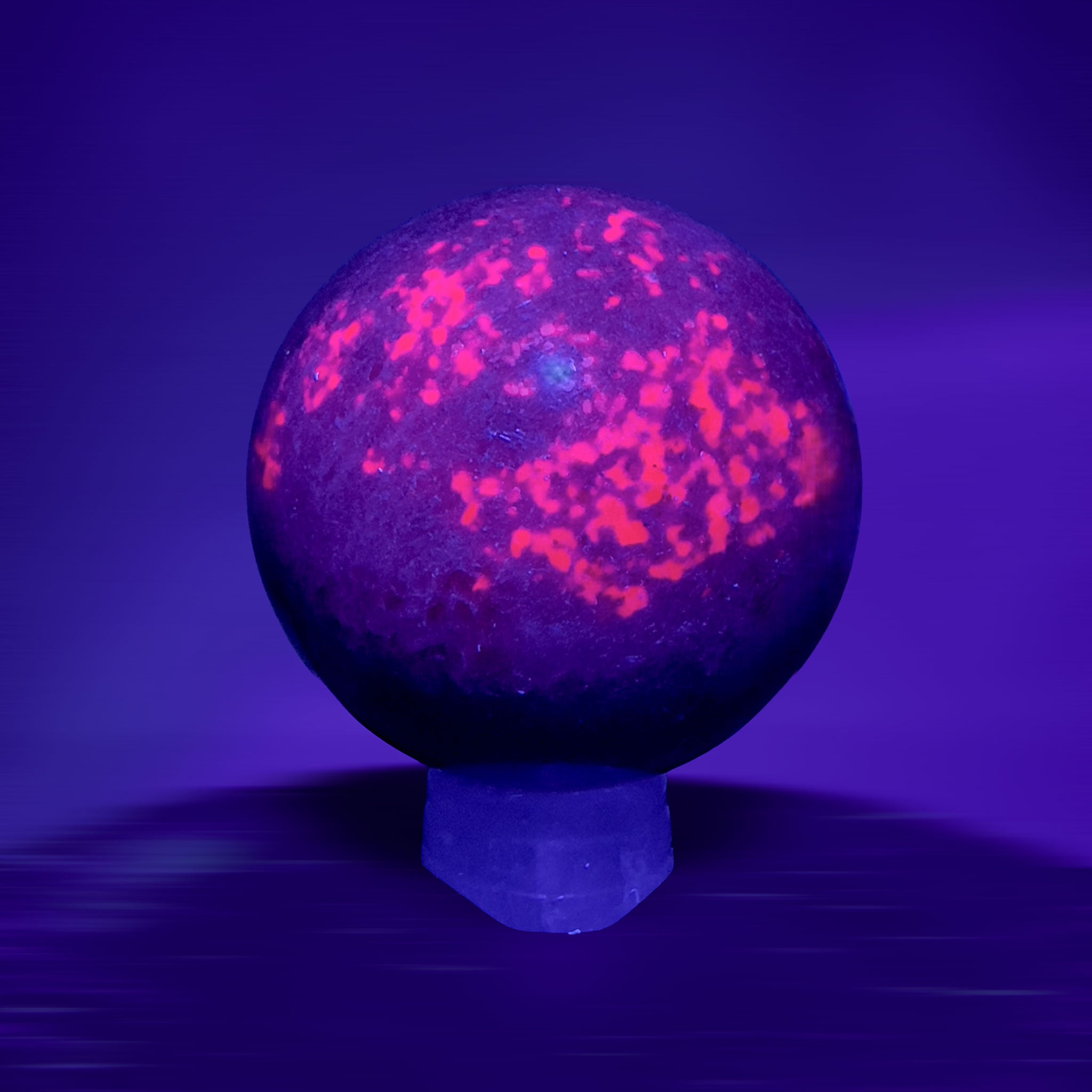 Rubí en Cianita en Esfera