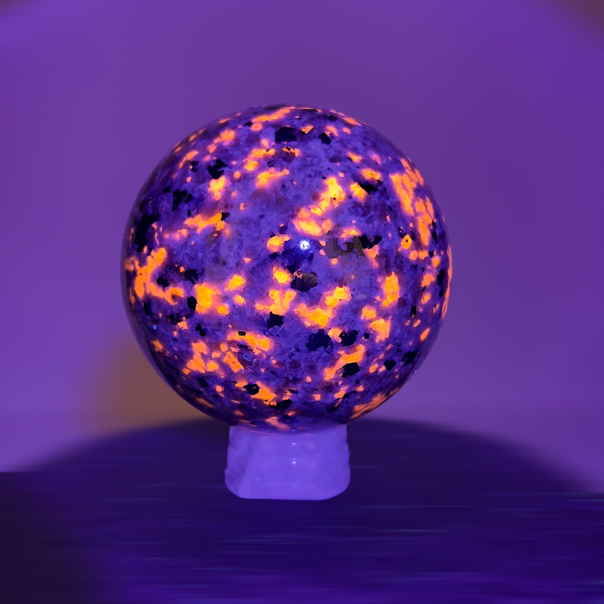 esfera yooperlita bajo luz uv