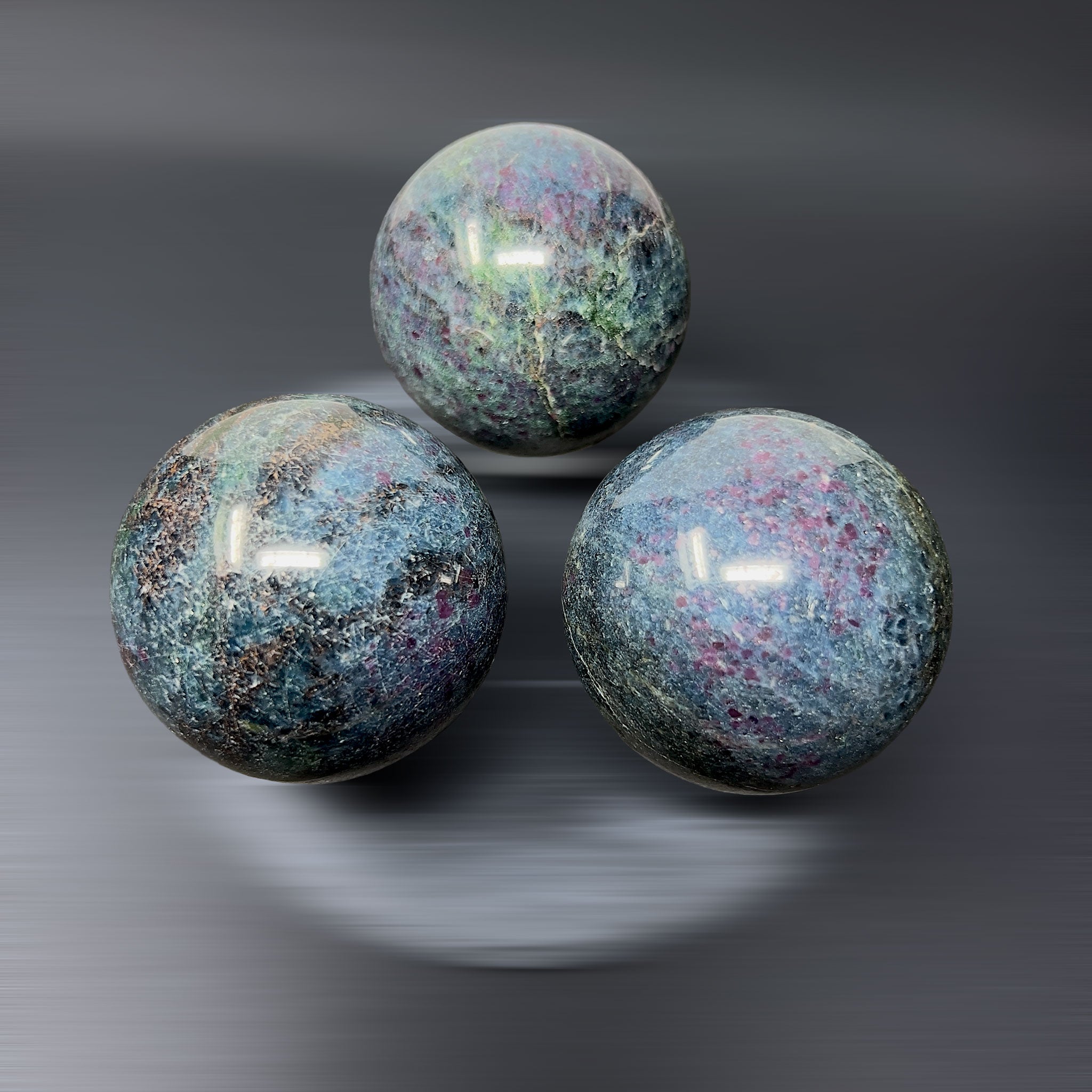 Rubí en Cianita en Esfera