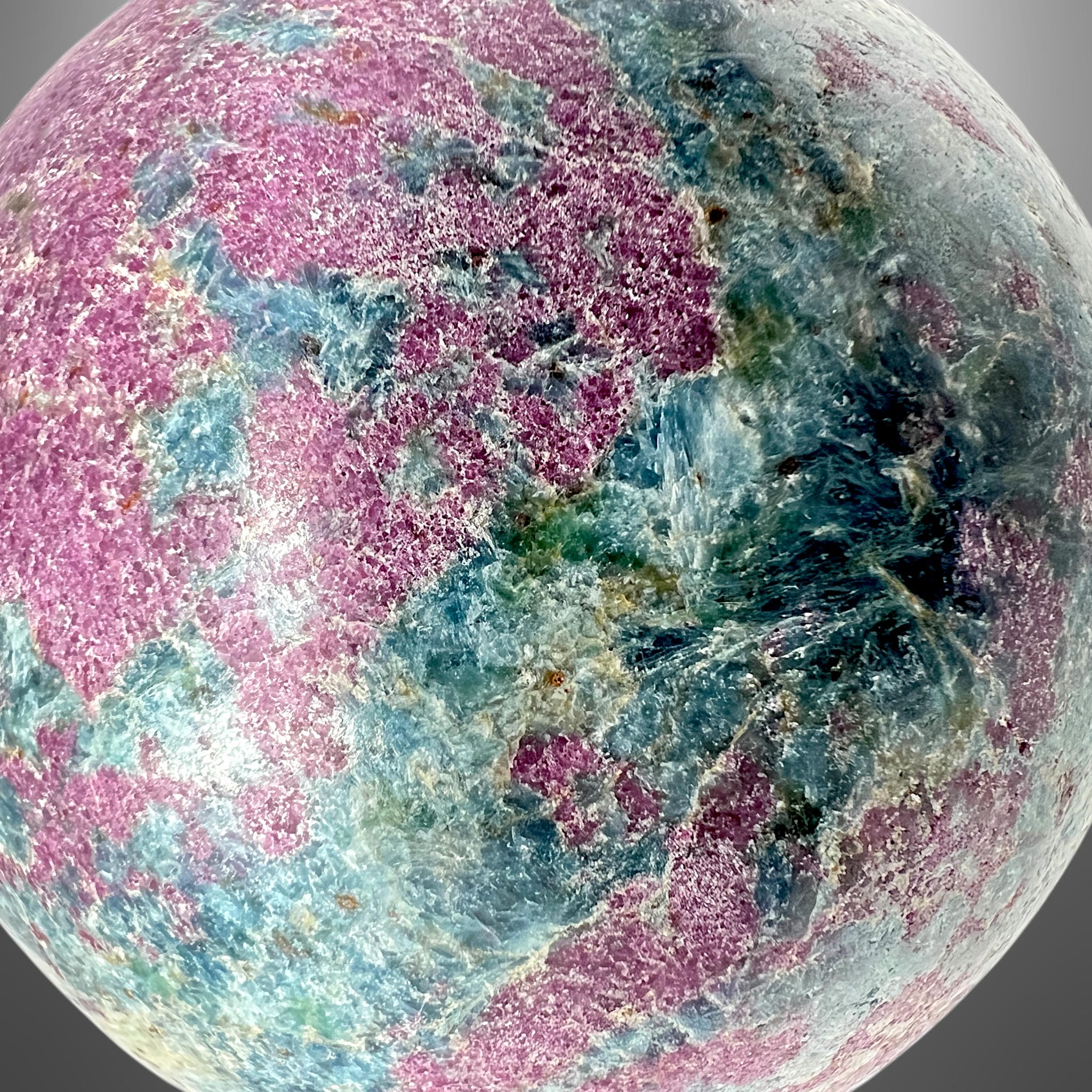 #piezas únicas_esfera rubí en fucsita con cianita 1