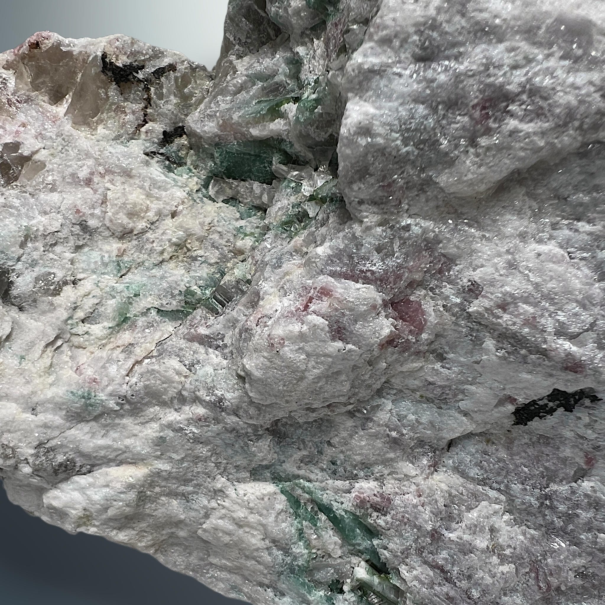 #piezas únicas_turmalina verde en albita 2