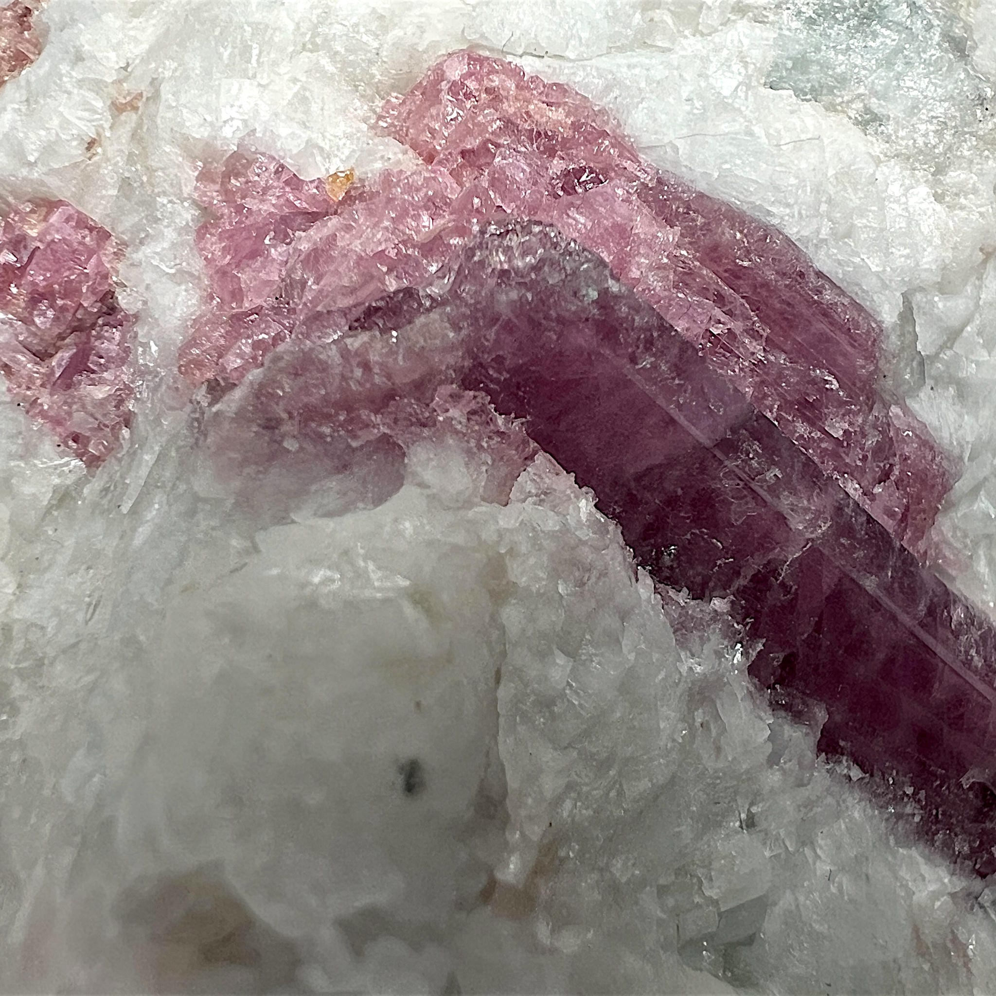 #piezas únicas_turmalina rosa en albita - bruto 3