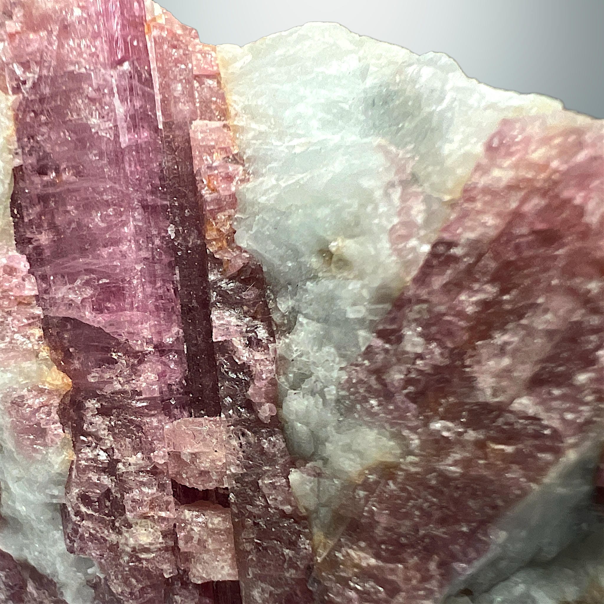 #piezas únicas_turmalina rosa en albita - bruto 6