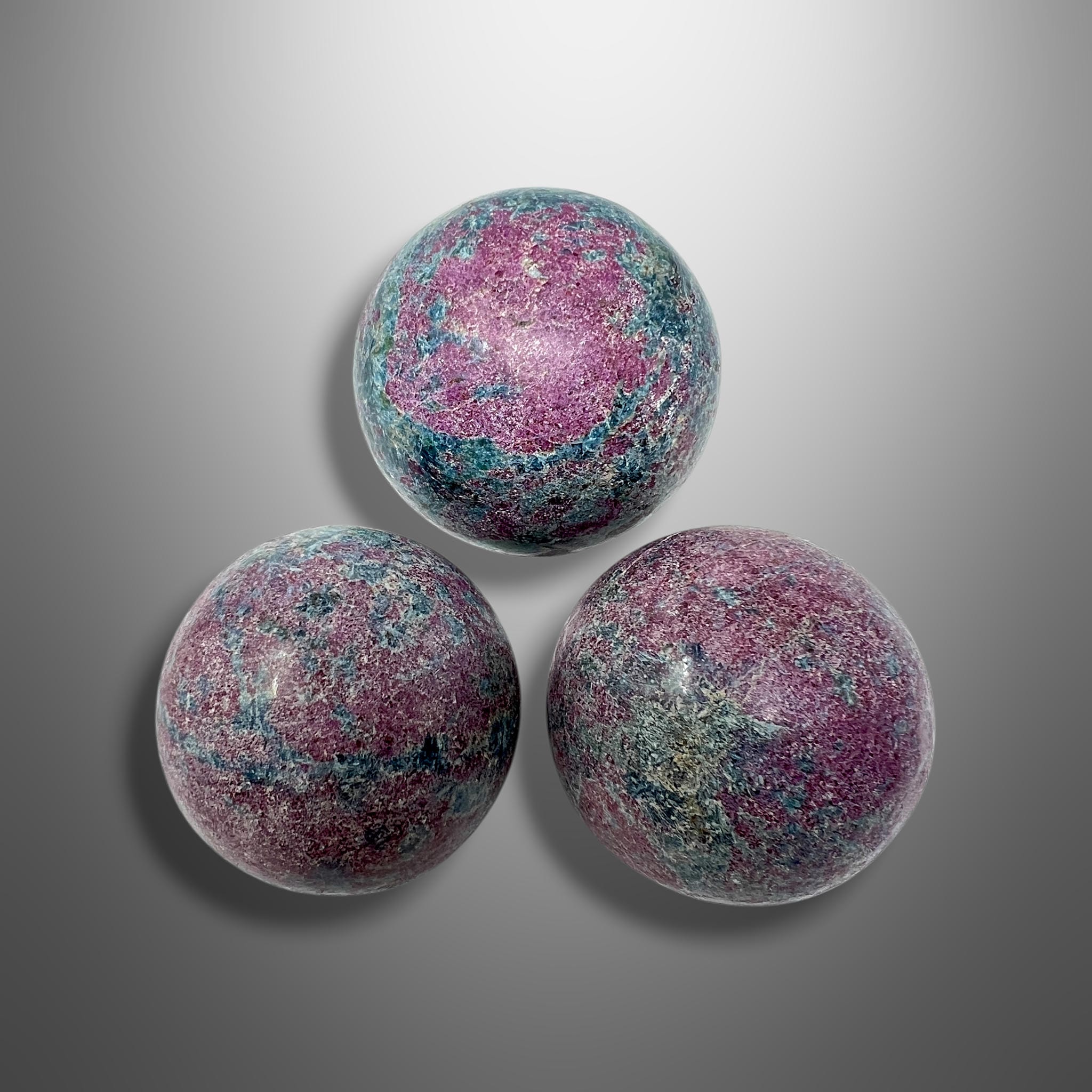 Rubí en Fucsita con Cianita - en Esfera