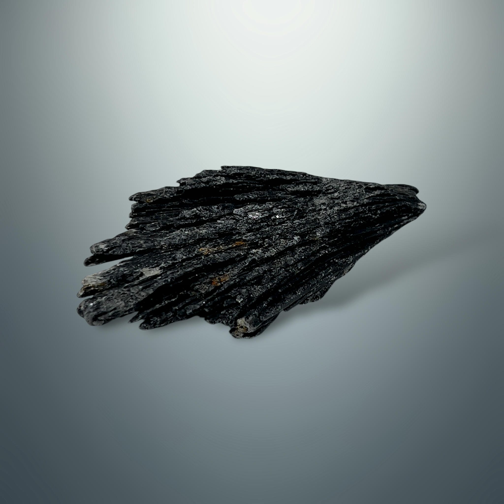 Cianita Negra en Bruto