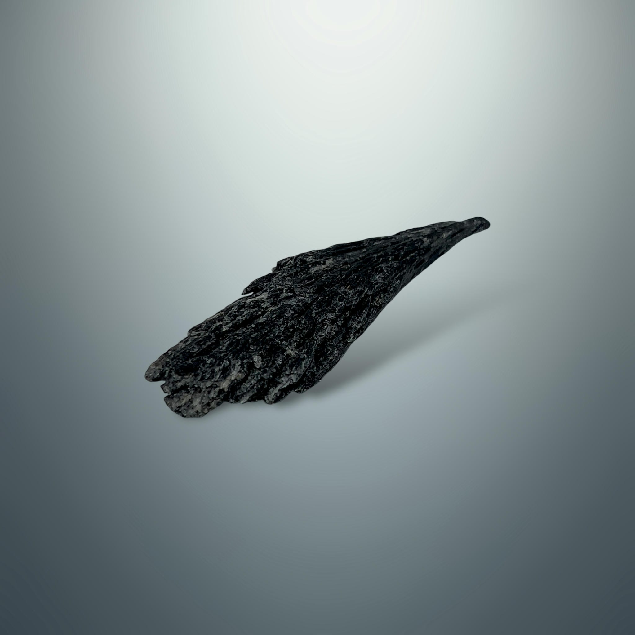 Cianita Negra en Bruto