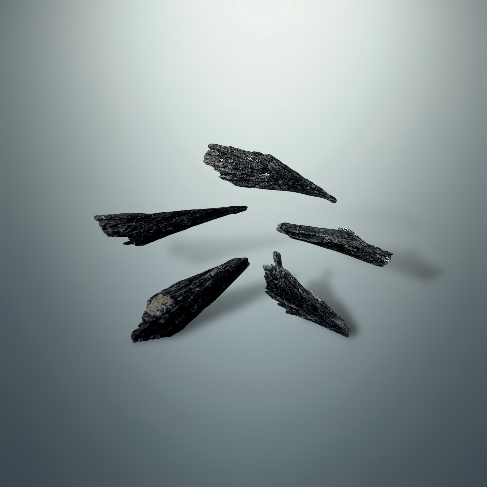 Cianita Negra en Bruto