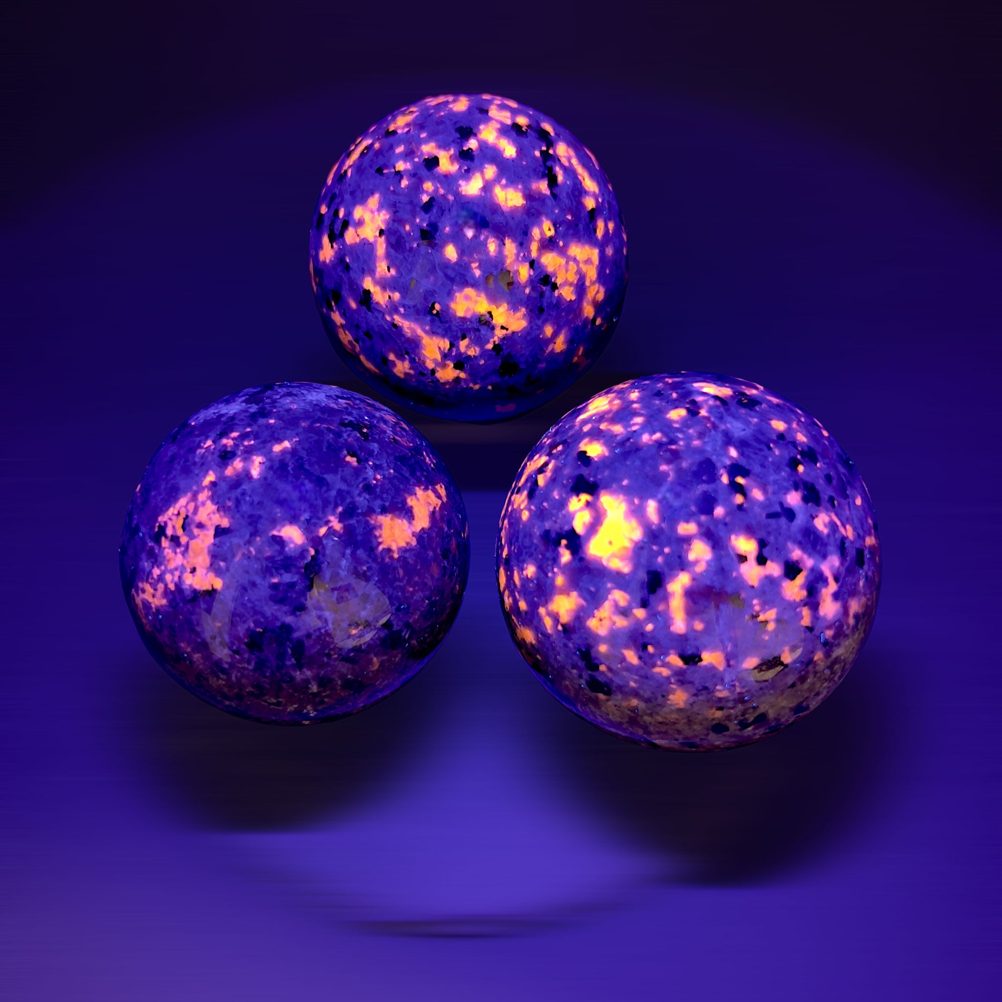 grupo de esferas de yooperlita bajo la luz uv